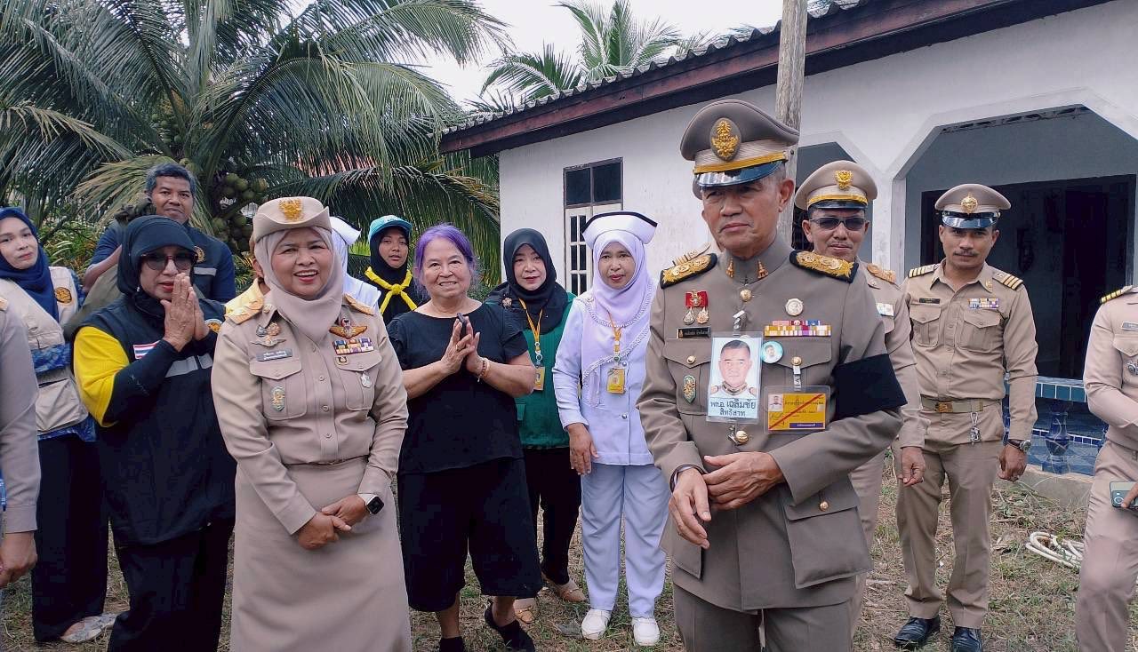 พระบาทสมเด็จพระเจ้าอยู่หัว ทรงพระกรุณาโปรดเกล้าฯให้ พลเอก เฉลิมชัย สิทธิสาท องคมนตรี เชิญสิ่งของพระราชทานช่วยเหลือผู้ประสบอุทกภัยในพื้นที่อำเภอมายอ จังหวัดปัตตานี