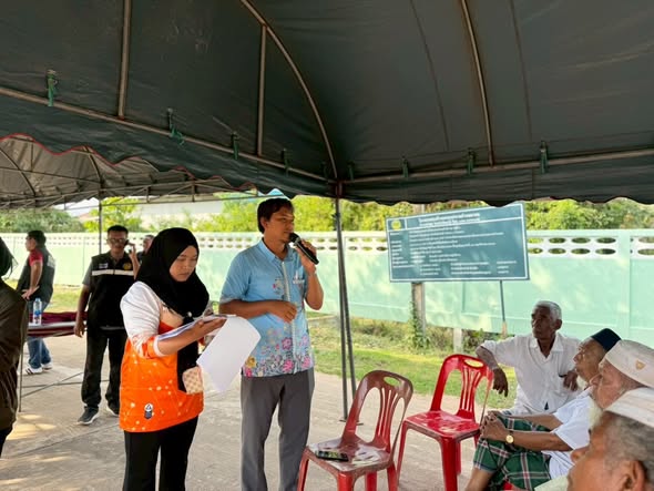 ายกเทศมนตรีตำบลมายอพร้อม ปลัดอำเภอ สมาชิก กำนัน ผู้ใหญ่บ้าน จัดเวทีประชาคมรับรองข้อมูลผู้ยื่นแบบคำร้องช่วยเหลือผู้ประสบอุทกภัยในช่วงฤดูฝน